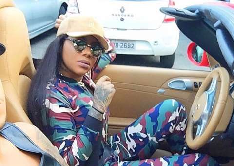   Corpão de mãe de Ludmilla rouba cena em foto com cantora 