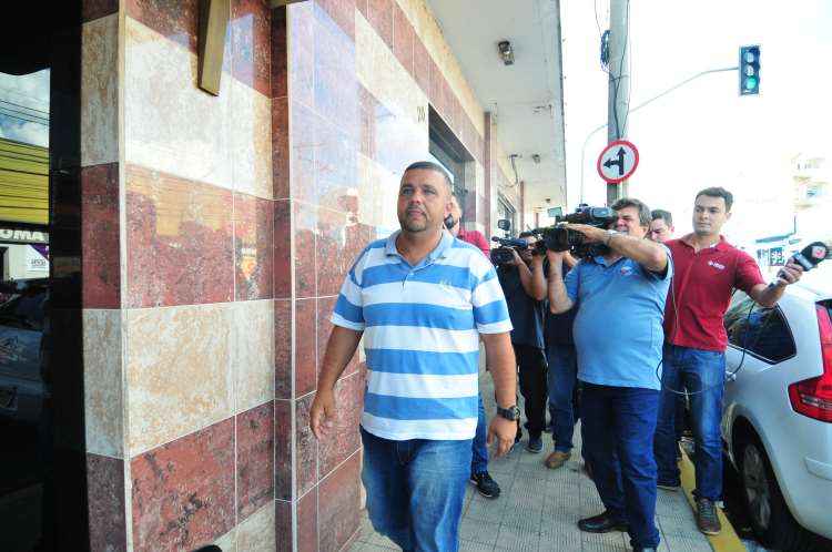 Empresário do goleiro Bruno é suspeito de assassinato e está foragido