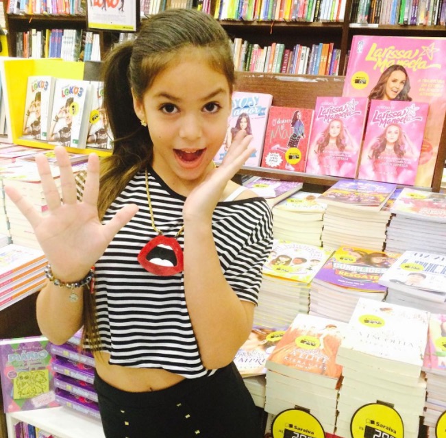 MC Melody anuncia fim da carreira e chora em vídeo