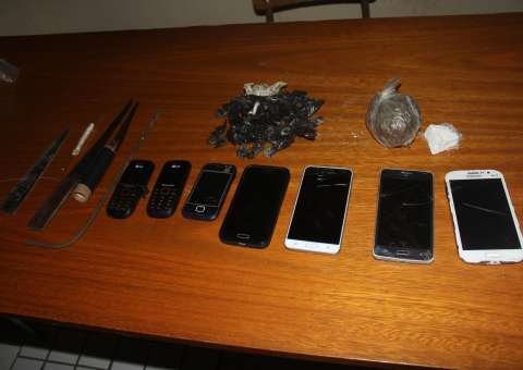 Revista no Compaj termina com 37 porções de drogas e 7 celulares encontrados