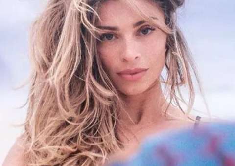  Grazi Massafera aparece em novo ensaio de biquíni e ganha chuva de elogios: 'que corpo é esse?!'