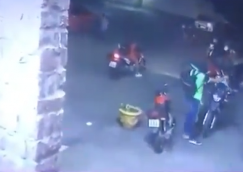 Vídeo flagra homem armado assaltando aluno em frente ao Solon de Lucena