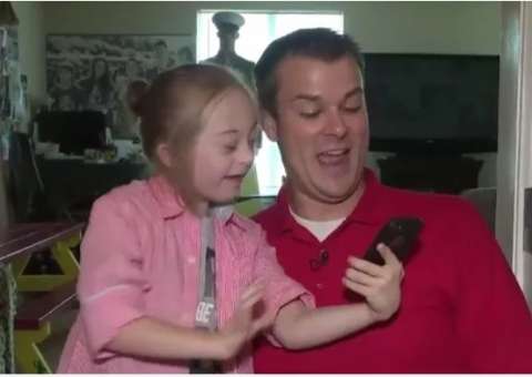 Fotografia mostra ‘anjo da guarda’ de criança com Síndrome de Down  