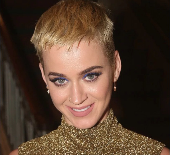 Katy Perry revela que foi 'forçada' a cortar cabelo curtinho 