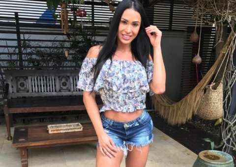 Gracyanne Barbosa posta foto empinada, mas algo chama atenção