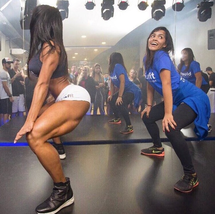 Gracyanne Barbosa posta foto empinada, mas algo chama atenção