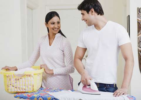 Casal que divide tarefas domésticas tem melhor vida sexual, segundo estudo