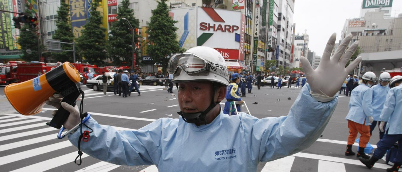 Homem ataca e fere seis pessoas com bastão e faca, uma está em estado grave