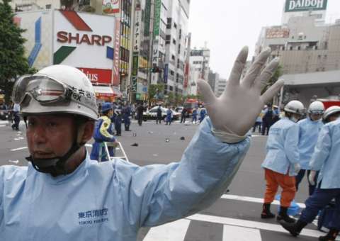 Homem ataca e fere seis pessoas com bastão e faca, uma está em estado grave