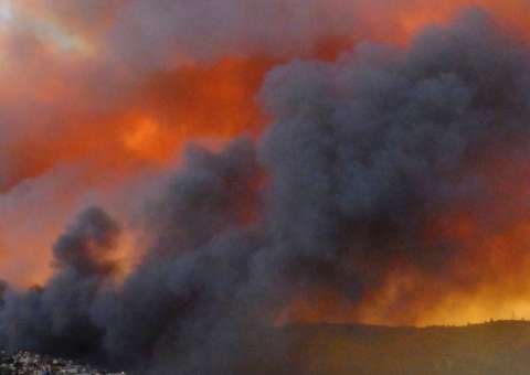Incêndio em residência deixa uma mulher ferida em Manaus