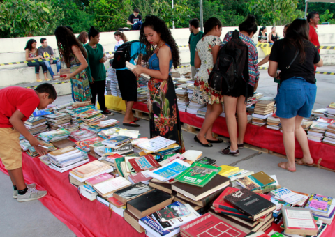 Feira de Livros recebe público recorde e distribui mais de 4 mil títulos à população