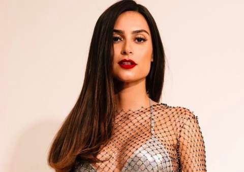 Thaila Ayala mostra seio e cofrinho em nova foto 