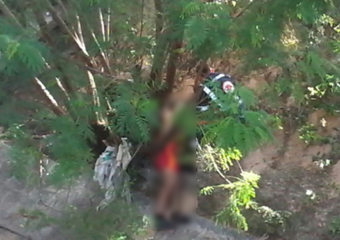 Motoqueiro é arremessado em igarapé após ser atingido por caminhão em Manaus