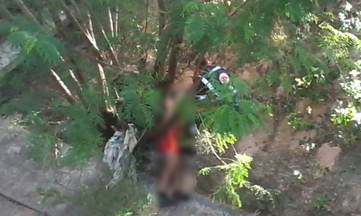 Motoqueiro é arremessado em igarapé após ser atingido por caminhão em Manaus