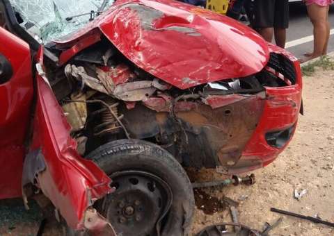 Carro colide com poste e deixa três pessoas feridas em Manaus