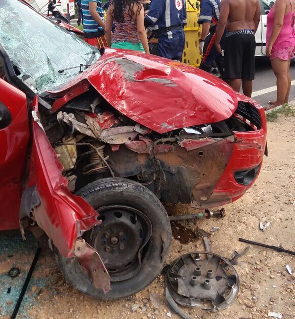 Carro colide com poste e deixa três pessoas feridas em Manaus