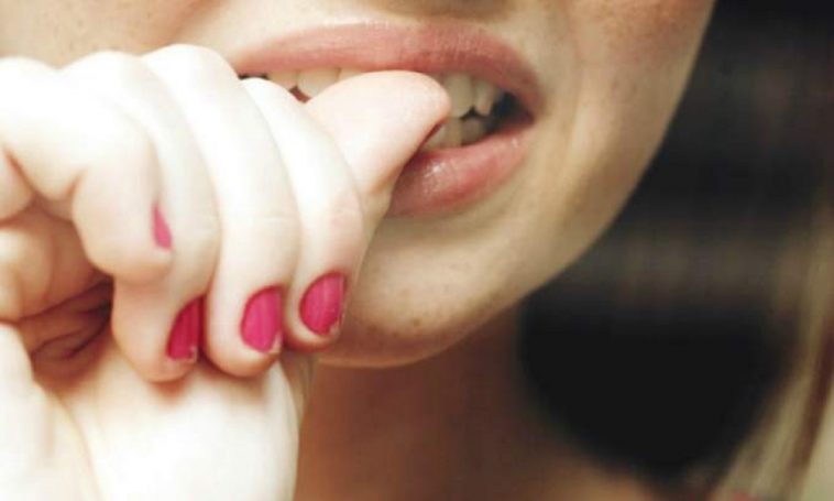 Como parar de roer as unhas com 7 passos simples