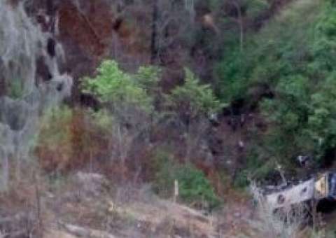 Após retiro espiritual, ônibus cai em barranco e deixa ao menos 17 mortos