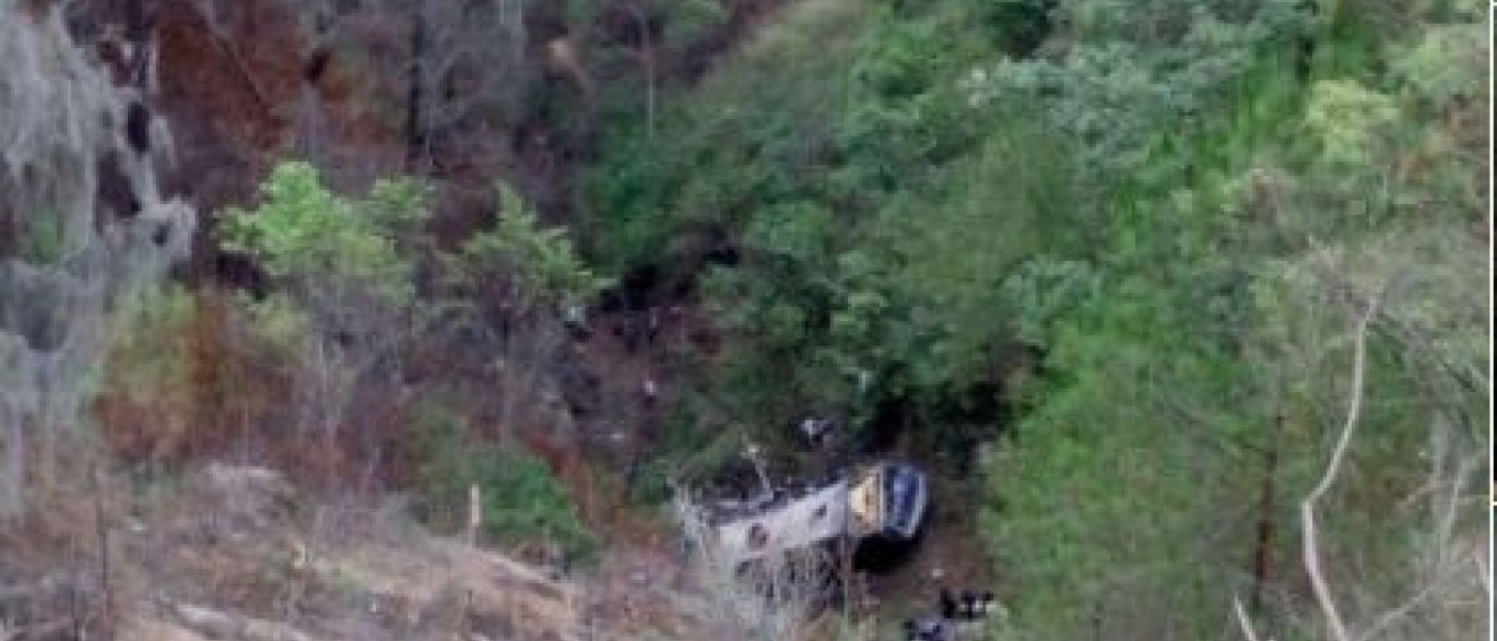 Após retiro espiritual, ônibus cai em barranco e deixa ao menos 17 mortos