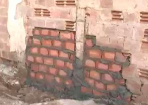  30 detentos fogem após explodirem muro de complexo penitenciário