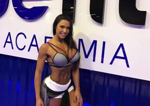 De fio dental, Gracyanne Barbosa faz pose picante e leva fãs à loucura