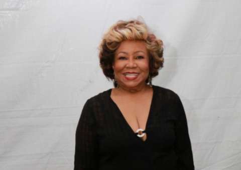 Alcione perde 20kg e exibe novo visual