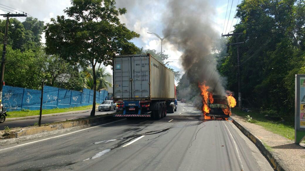 Kombi pega fogo em avenida de Manaus
