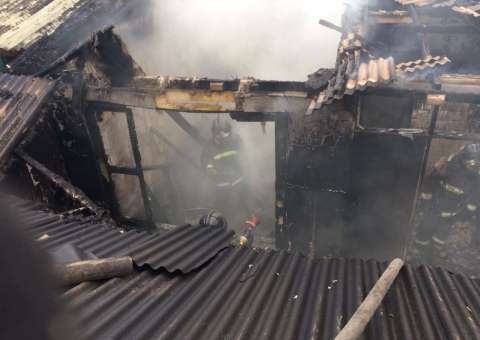 Casa de idosa é completamente destruída por incêndio na zona Oeste de Manaus