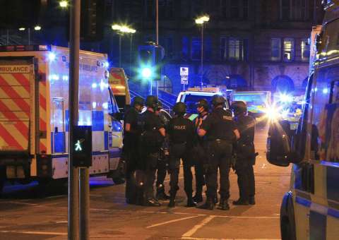 Polícia de Manchester investiga incidente com mortos e feridos em show de Ariana Grande