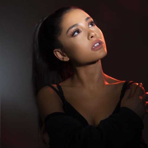 Ariana Grande se pronuncia após explosão em show: 'Despedaçada'