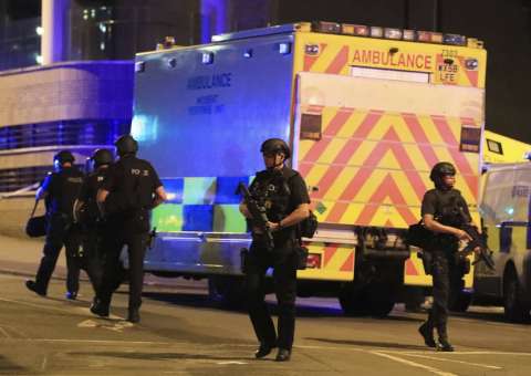 Explosão em show de Ariana Grande em Manchester deixa 22 mortos e 59 feridos