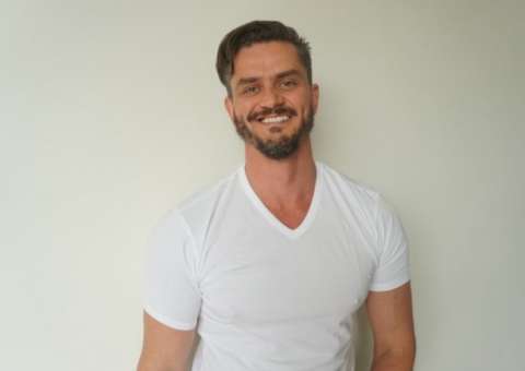 Fãs de ex-BBB Marcos pagam consulta só para vê-lo e médico faz pedido