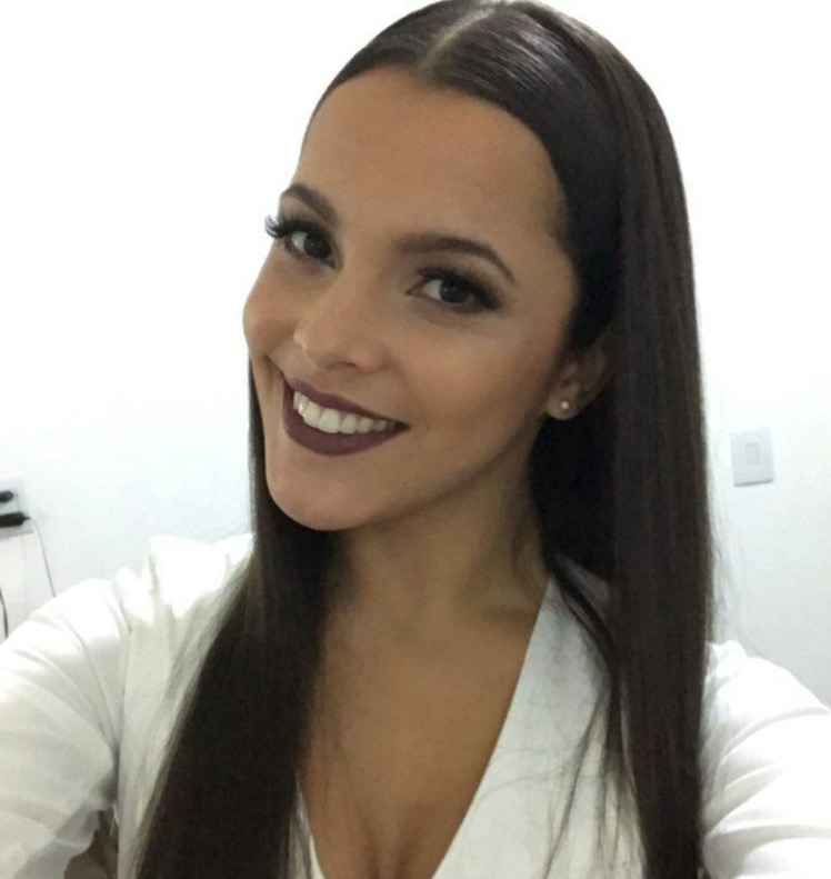 Com penteado igual de Vivian, ex-BBB Emilly é homenageada na Câmara 