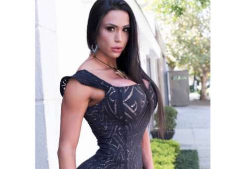 Com short minúsculo, Gracyanne Barbosa rebola muito em aula de dança