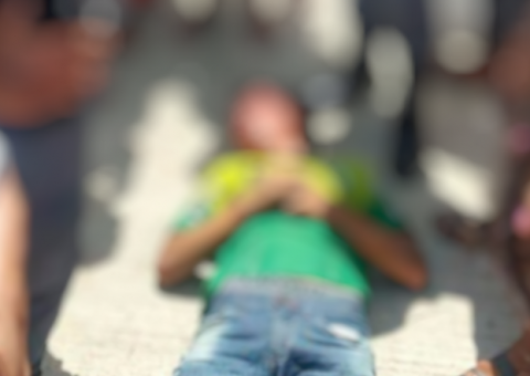 Homem é espancado por populares após tentar invadir casa para roubar moto em Manaus