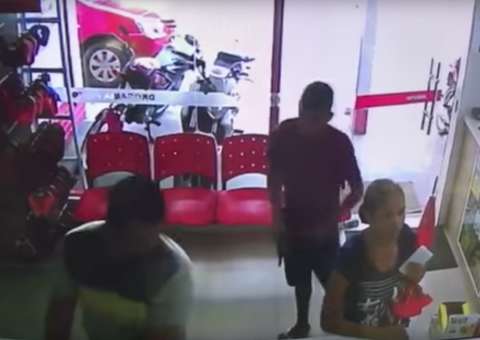 Polícia pede ajuda para identificar responsáveis por assalto a drogaria em Manaus