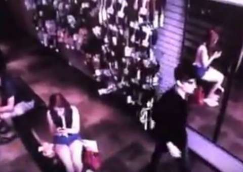 Homem passa na frente do espelho e algo intriga internautas; Vídeo