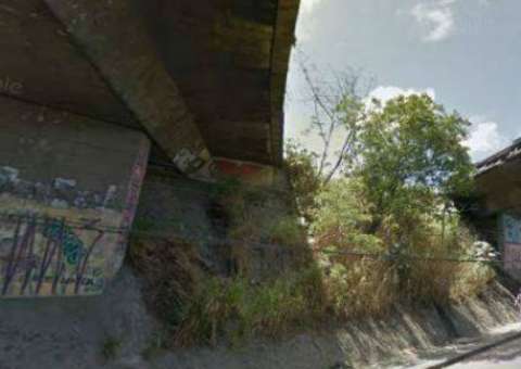 Suspeito de estuprar menina é espancado e atirado de viaduto por populares 