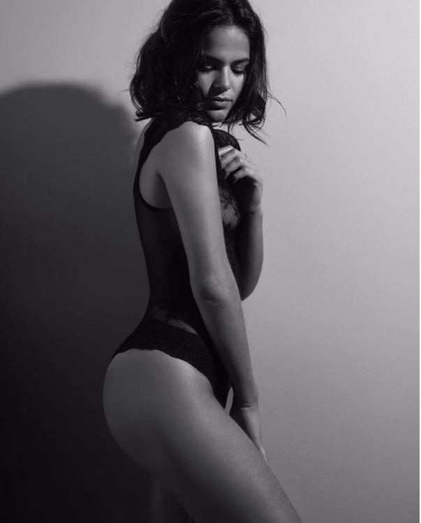 Após elogio de Neymar para modelo, Bruna Marquezine exibe bumbum em foto de lingerie