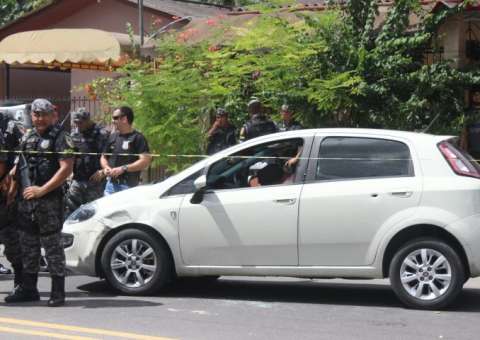 Mulher é sequestrada durante assalto e suspeito morre em troca de tiros em Manaus