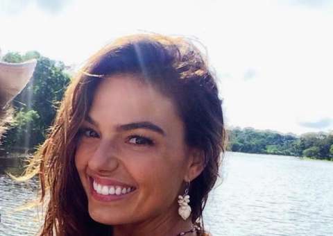 Isis Valverde impressiona ao mostrar elasticidade na academia