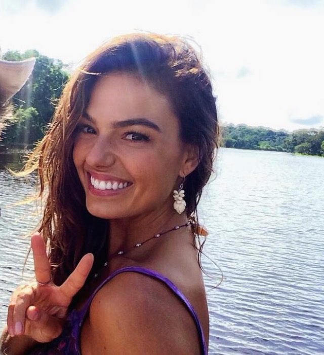 Isis Valverde impressiona ao mostrar elasticidade na academia