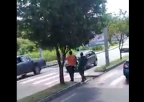 Motorista de ônibus ajuda cego a atravessar rua em Manaus e vídeo bomba na internet 