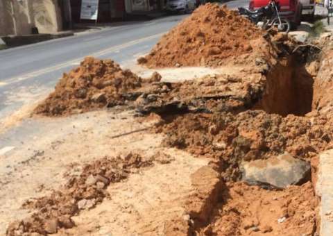 Tubulação rompe e deixa cratera em rua de Manaus