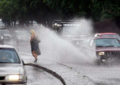 Molhar pedestres pode acabar em multa e pontos na carteira