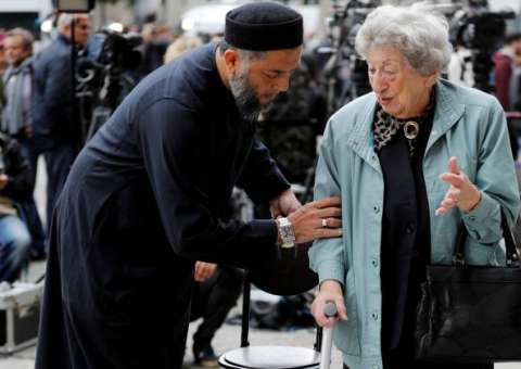 Muçulmano e judia rezam juntos em memorial para vítimas de Manchester  