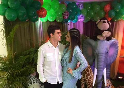 Da família? Ex-BBB Vivian leva Manoel para aniversário em Manaus 