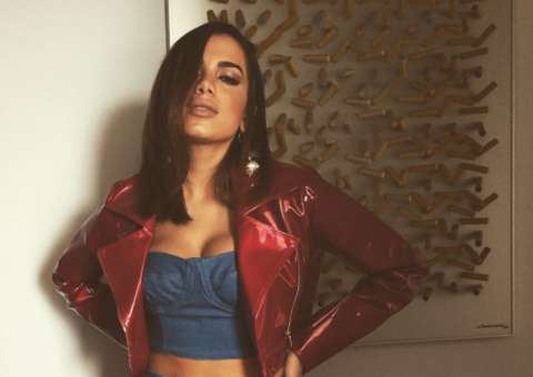 Anitta aparece sensualizando em metrô de NY em prévia de clipe