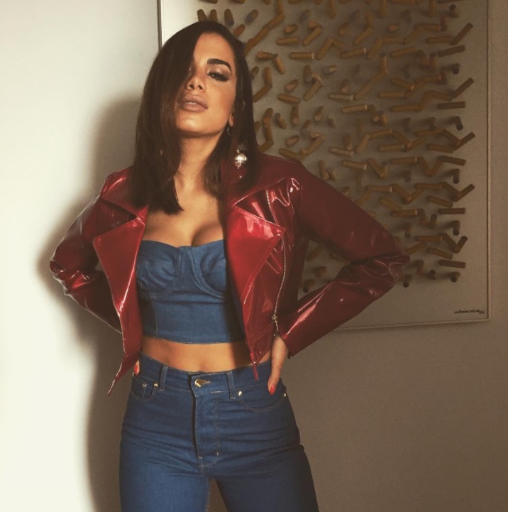 Anitta aparece sensualizando em metrô de NY em prévia de clipe
