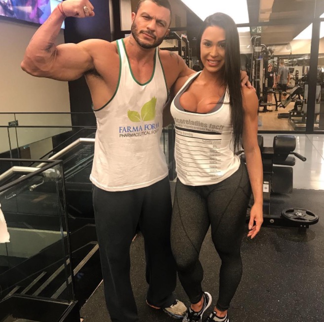 Gracyanne Barbosa posa com Klebber Bambam e elogia ex-affair